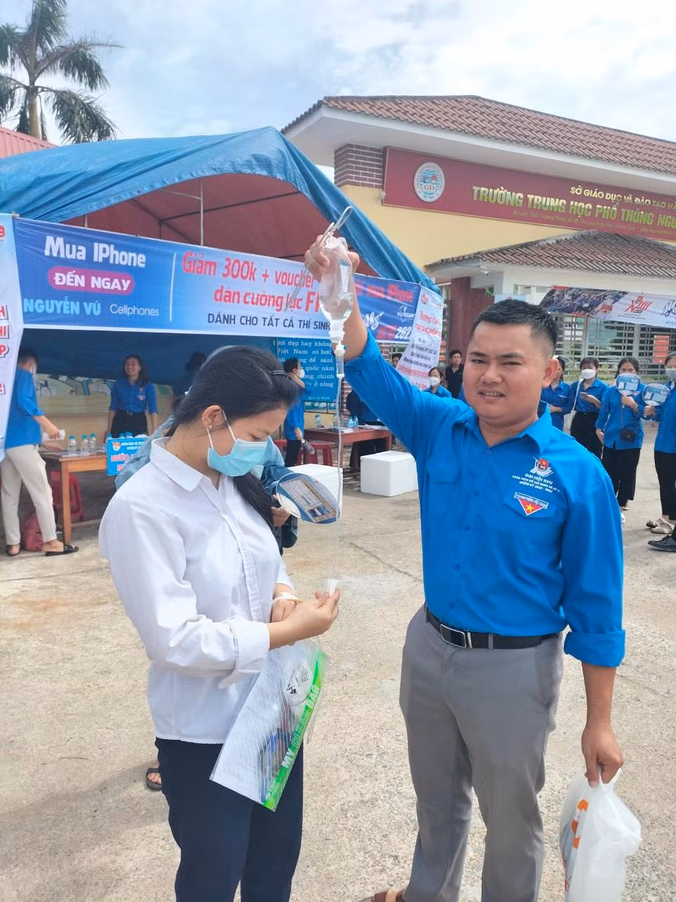 Em Nhung là thí sinh hoàn thành môn Ngữ Văn ra sớm nhất tại điểm thi này. Em Nhung là thí sinh hoàn thành môn Ngữ Văn ra sớm nhất tại điểm thi này.
