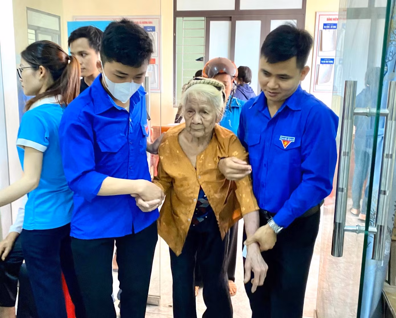 Hoạt động thu hút nhiều người đến thăm khám dưới sự hỗ trợ nhiệt tình của lực lượng thanh niên.