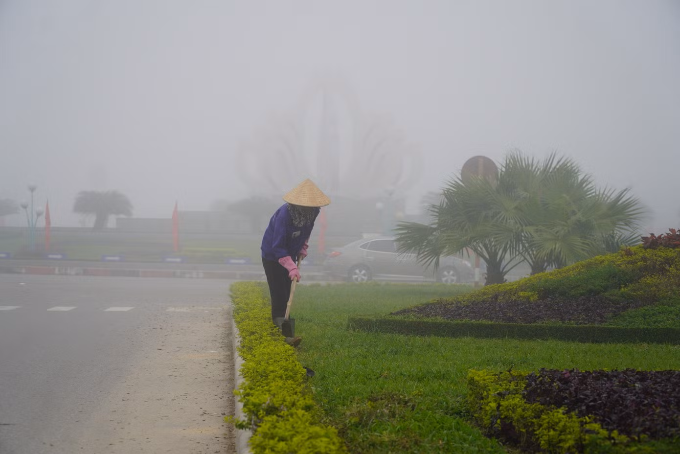 Làm việc trong làn sương mù dày đặc, những công dân đô thị phải đội mũ kín đầu để tránh bị ướt sương.