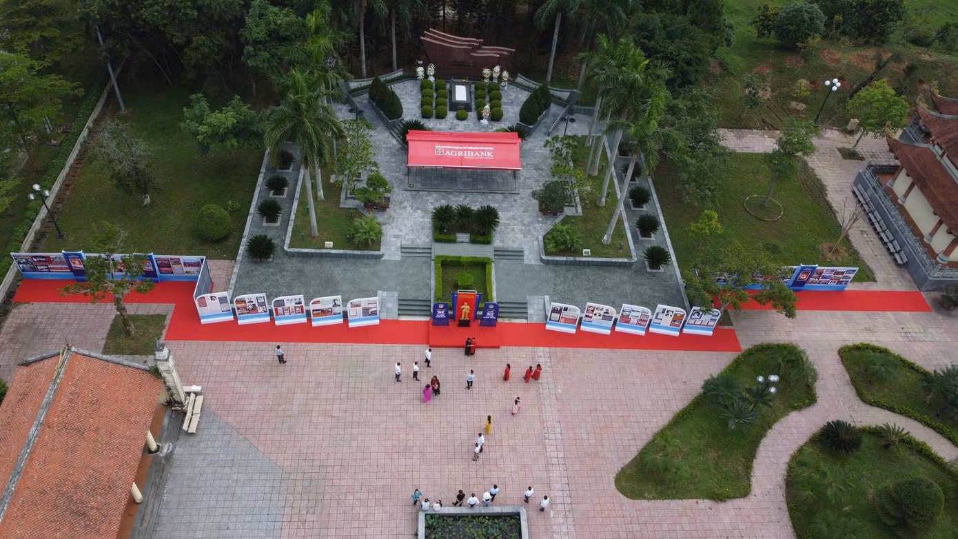 Triển lãm do Trung tâm Văn hóa - điện ảnh tỉnh Hà Tĩnh chủ trì thực hiện, diễn ra từ ngày 18 - 20/10. Trong buổi sáng diễn ra triển lãm đã thu hút nhiều người gồm các bạn đoàn viên, thanh thiếu nhi và du khách trong ngoài tỉnh đến xem.