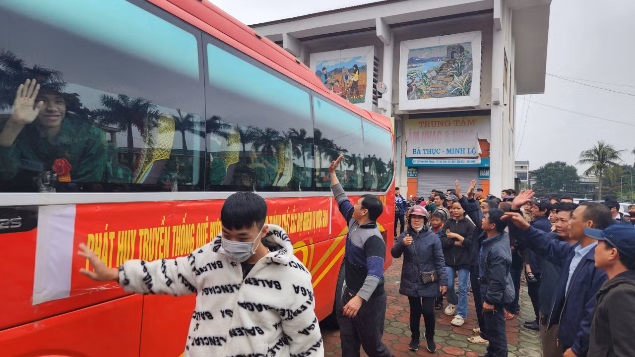 Những chuyến xe chở tân binh rời điểm giao, nhận quân.