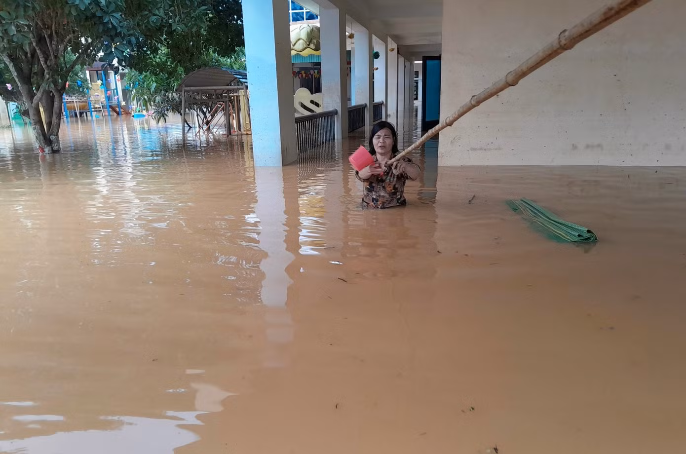 Cảm động hình ảnh cô giáo lội nước lũ ngang bụng đến trường để cứu tài sản cho trò...