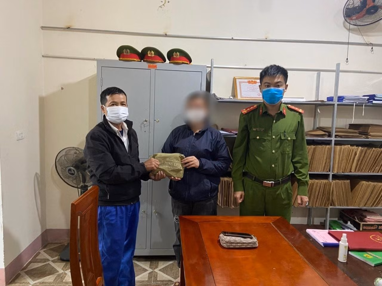 Ông Tý trao lại số vàng cho người đánh rơi.