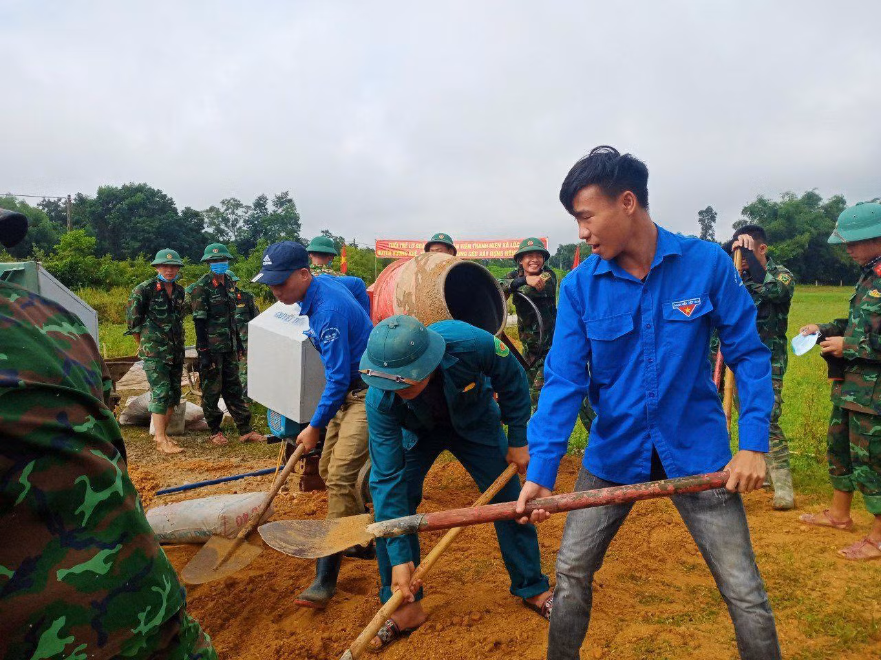 Tại xã Lộc Yên, Lữ đoàn 414 đã cùng đoàn viên thanh niên xã tham gia đổ bê tông đường giao thông nông thôn và đường nội đồng với tổng chiều dài 700m góp phần cho địa phương sớm đạt mục tiêu xây dựng nông thôn mới nâng cao.
