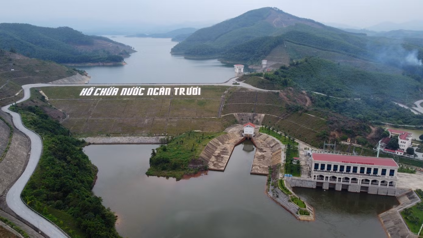 Dự án thủy lợi Ngàn Trươi - Cẩm Trang do Ban Quản lý Đầu tư và Xây dựng thủy lợi 4 (Bộ Nông nghiệp và Phát triển nông thôn) làm chủ đầu tư với tổng mức trên 7.857 tỷ đồng. Đây là công trình có đập đất cao nhất Việt Nam với chiều cao 61,8m, dung tích chứa 775 triệu m3 nước và đồng thời là đồng thời là một siêu công trình thủy lợi của miền Trung.