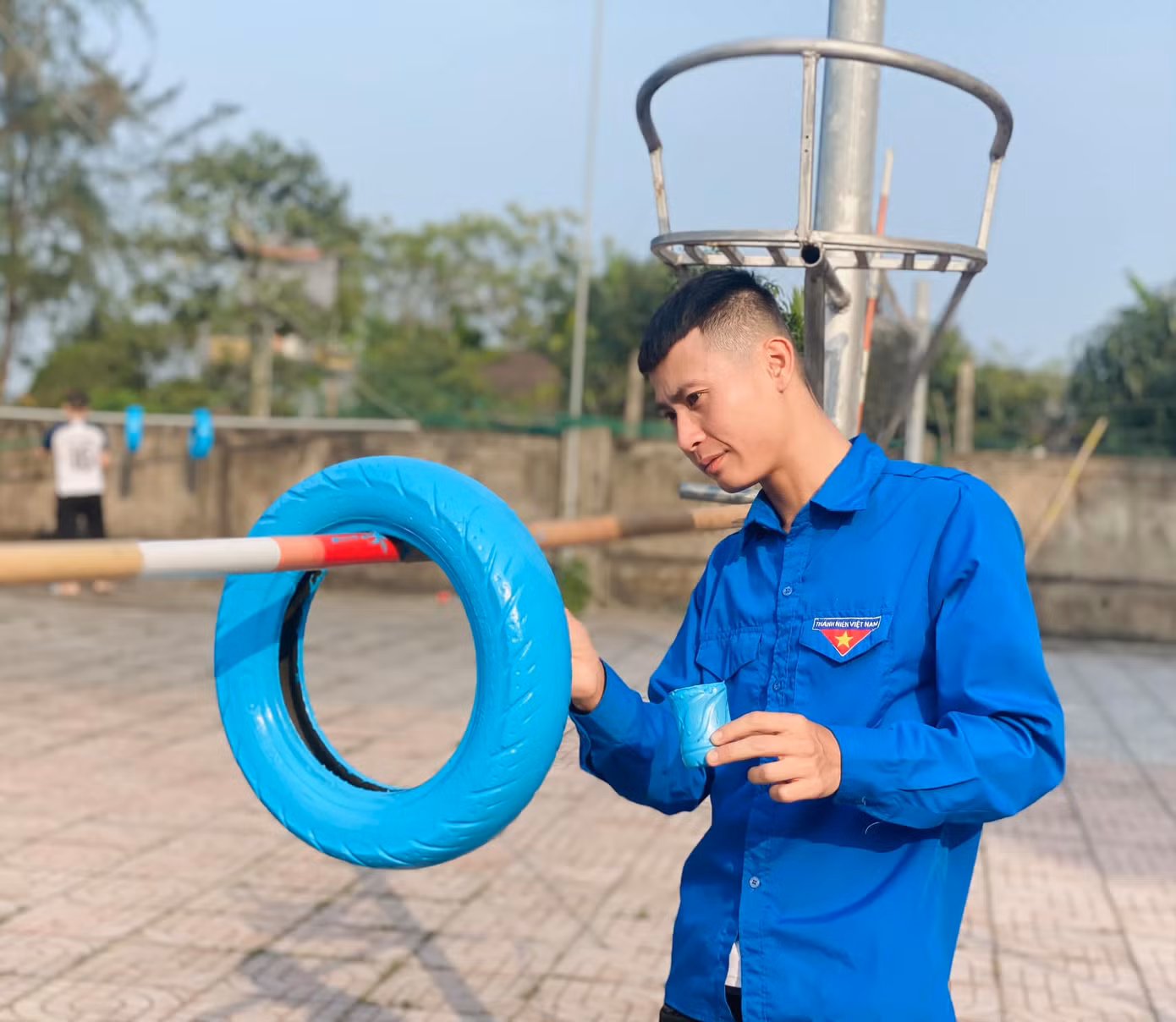 Đoàn viên thanh niên hăng say sáng tạo công trình ý nghĩa.