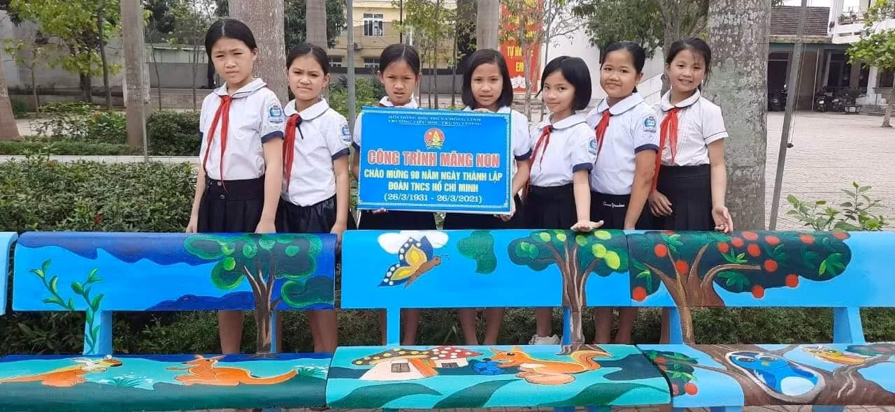 Ngoài ra còn có hàng trăm các công trình như:“Góc học tập cho em”, “Góc học tập thân thiện gắn với nhà em treo ảnh Bác Hồ”, “Xe đạp tiếp sức đến trường”, “Vườn rau em chăm”, “Bồn hoa em chăm”, “Biển báo nguy hiểm”, “Ghế đá nở hoa”… cũng được các Liên đội đồng loạt triển khai.
