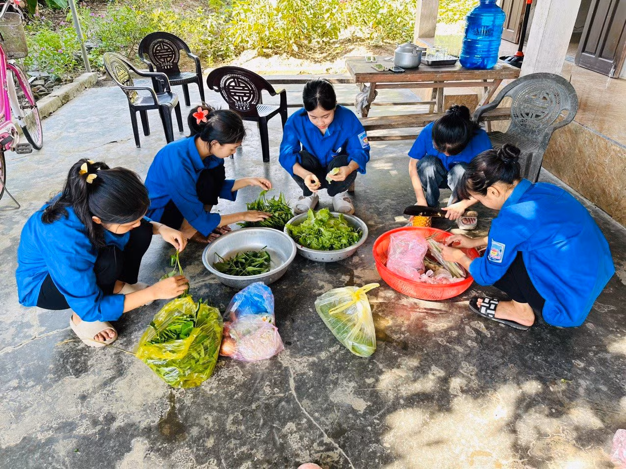 Hoạt động "Bữa cơm nghĩa tình" là nghĩa cử thể hiện sự quan tâm, lan tỏa tinh thần uống nước nhớ nguồn của người trẻ thông qua việc chăm lo cho các gia đình có công với cách mạng.