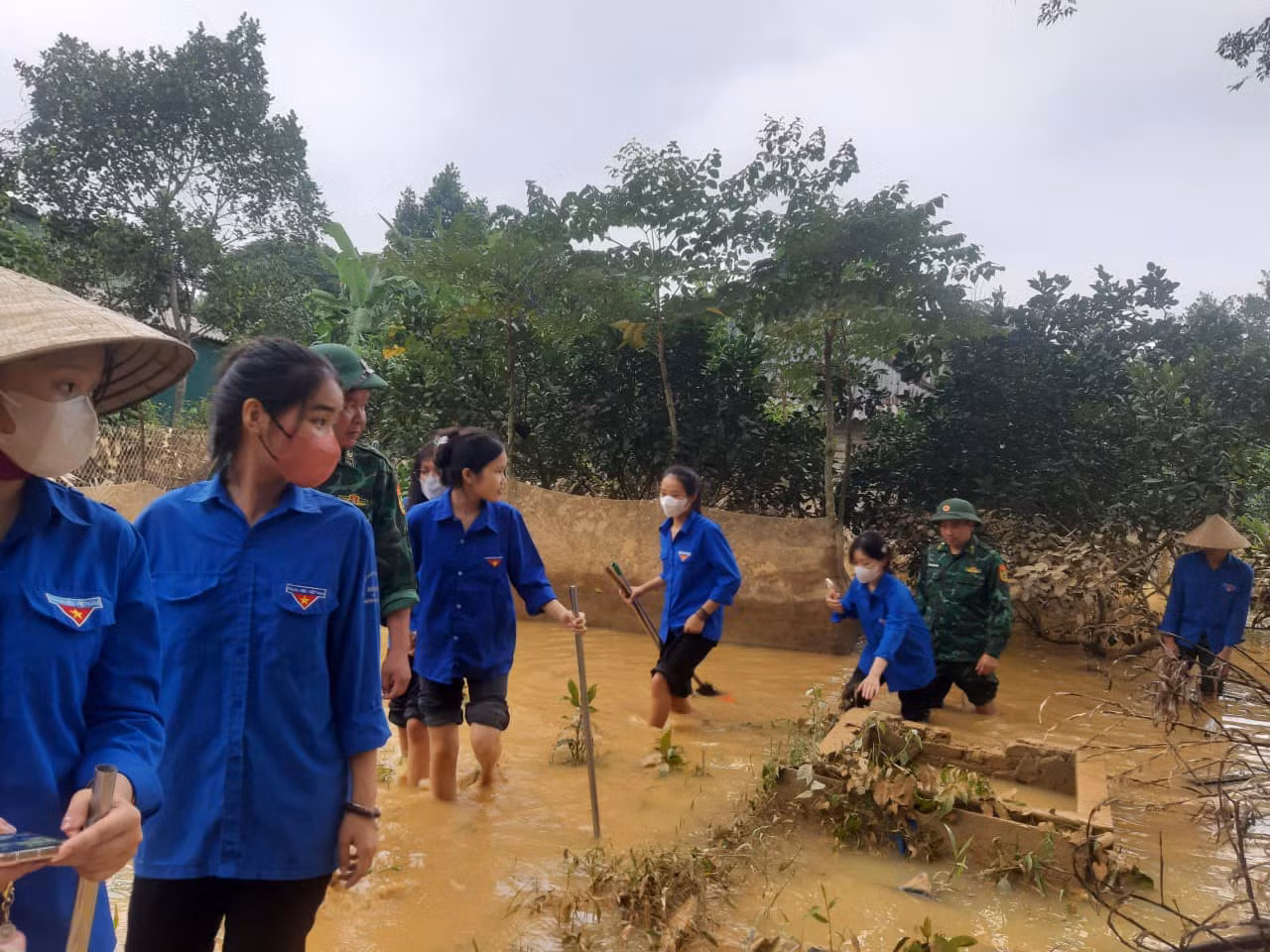 Lực lượng quân đội cùng các bạn tình nguyện viên lội nước lũ vào nhà dân để hỗ trợ khắc phục giúp họ sớm ổn định cuộc sống.