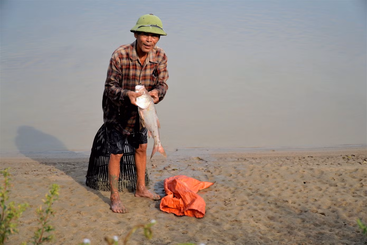 Sau khi hồ cá mở cửa, gần trăm người hồ hởi mua vé và cùng xuống hồ thi nhau trổ tài bắt cá. Những “nơm thủ” có kinh nghiệm cũng bắt được từ 5-10 con cá….