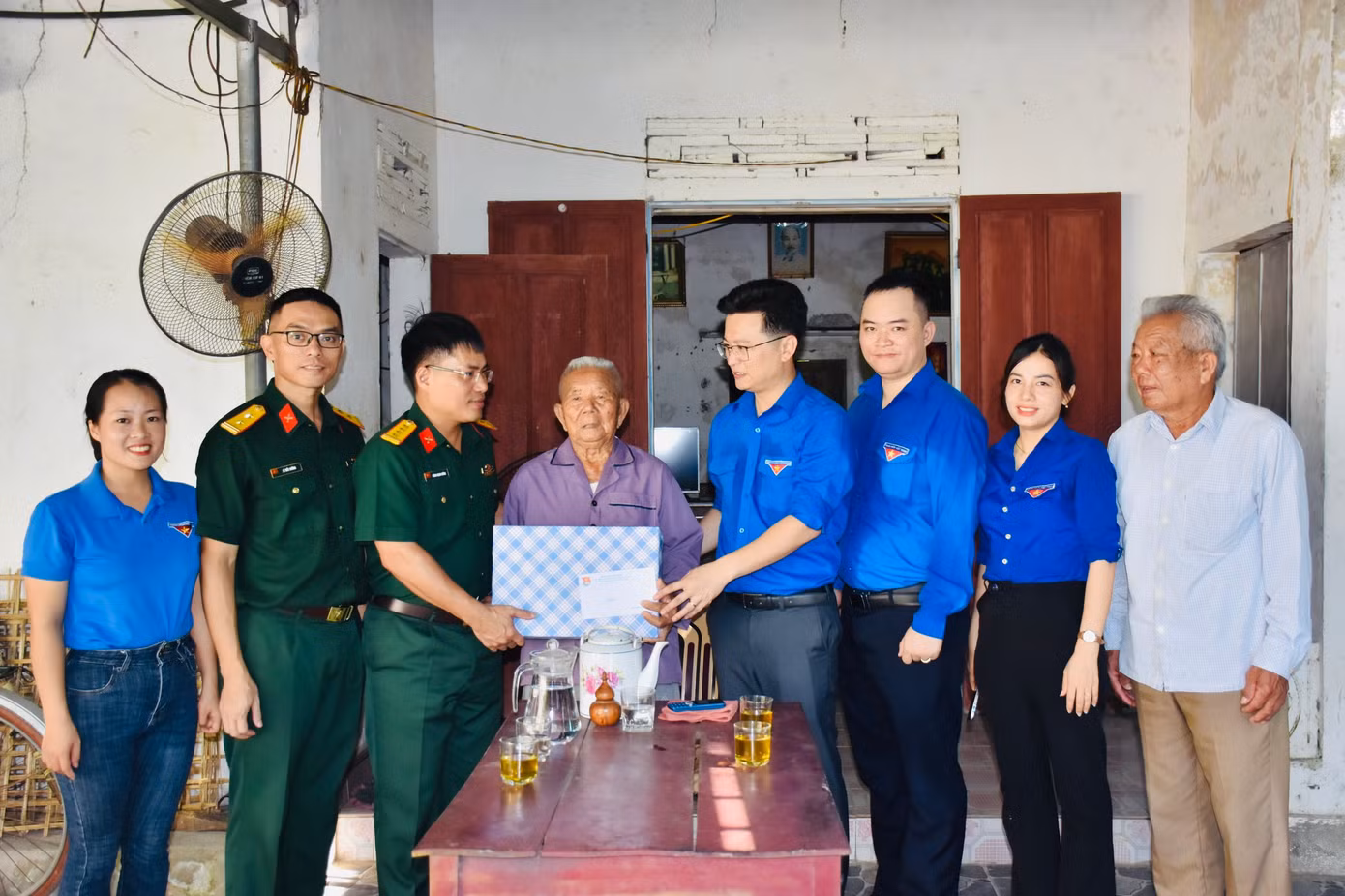Thời gian qua, tuổi trẻ Hà Tĩnh đã phối hợp trao tặng 327 suất quà trị giá gần 163 triệu đồng; trao tặng các mô hình sinh kế cho các gia đình cựu TNXP có hoàn cảnh khó khăn.