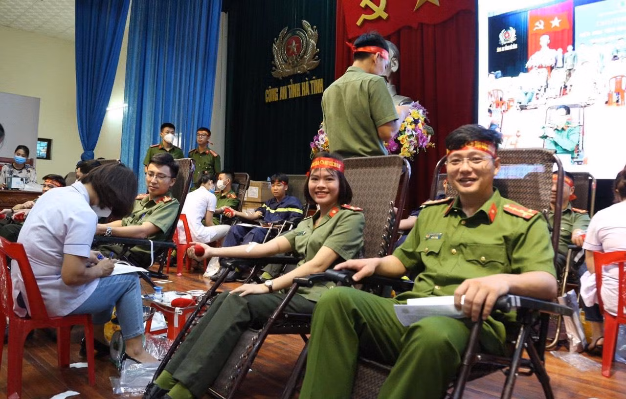 Thông qua chương trình, những giọt máu tình nguyện này sẽ góp phần bổ sung kịp thời nguồn máu, cung cấp cho hoạt động cấp cứu và điều trị tại Bệnh viện Đa khoa tỉnh Hà Tĩnh trong điều kiện nguồn máu dự trữ đang khan hiếm.