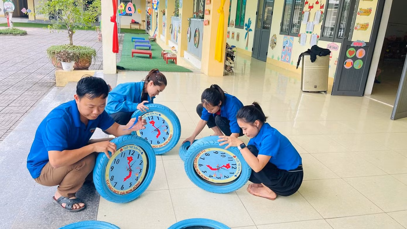 Anh Trần Thanh Cần – Bí thư Đoàn xã Sơn Phú, huyện Hương Sơn (Hà Tĩnh) cho biết, hưởng ứng cuộc vận động "Tự hào một dải non sông" ban đầu đơn vị dự kiến sẽ trao tặng bản đồ Việt Nam tại các lớp học trường mầm non, tiểu học trên địa bàn. Tuy nhiên khi đến khảo sát tại trường Mầm non xã Sơn Phú, thấy lớp học chưa có đồng hồ, vì thế đã lên ý tưởng làm đồng hồ từ lốp xe, bên trong gắn bản đồ Việt Nam.
