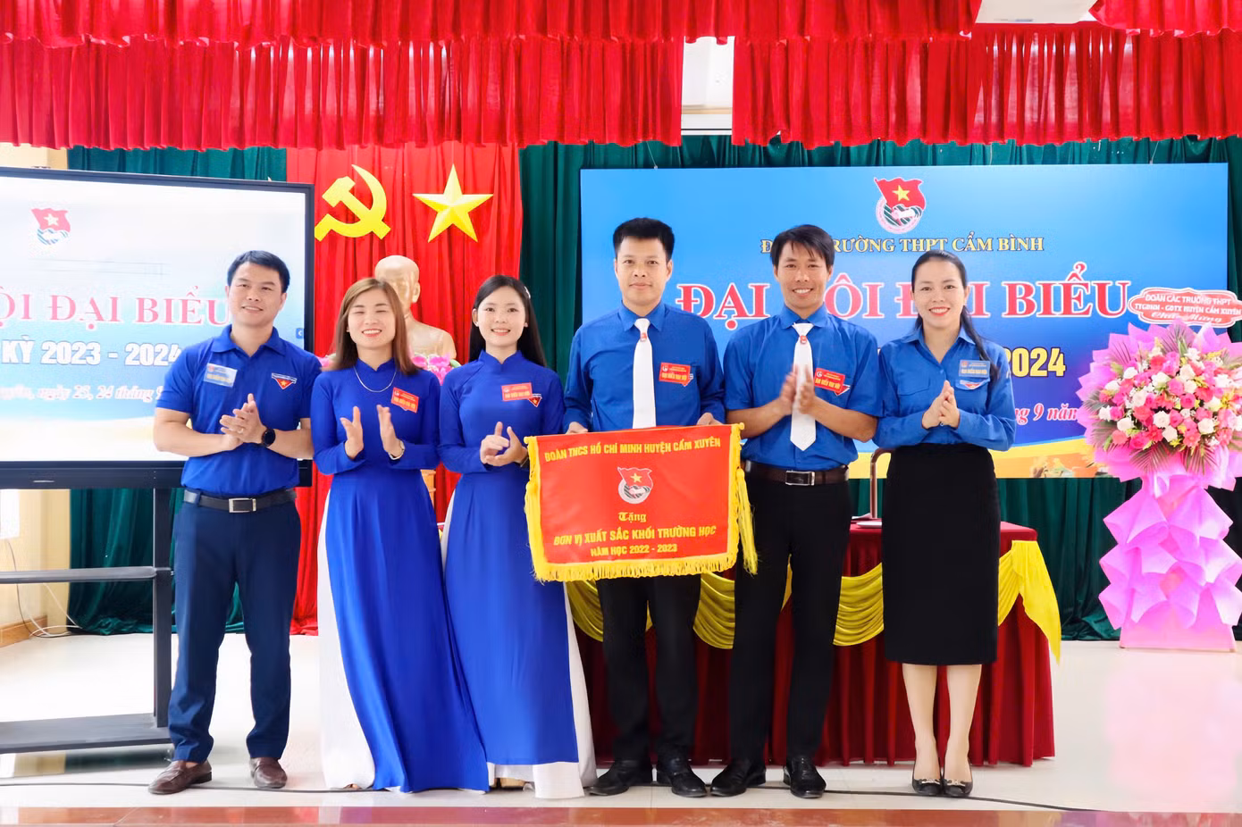 Cẩm Ly (thứ 3 từ trái sang) trong một lần được Huyện Đoàn biểu dương. Cẩm Ly (thứ 3 từ trái sang) trong một lần được Huyện Đoàn biểu dương.