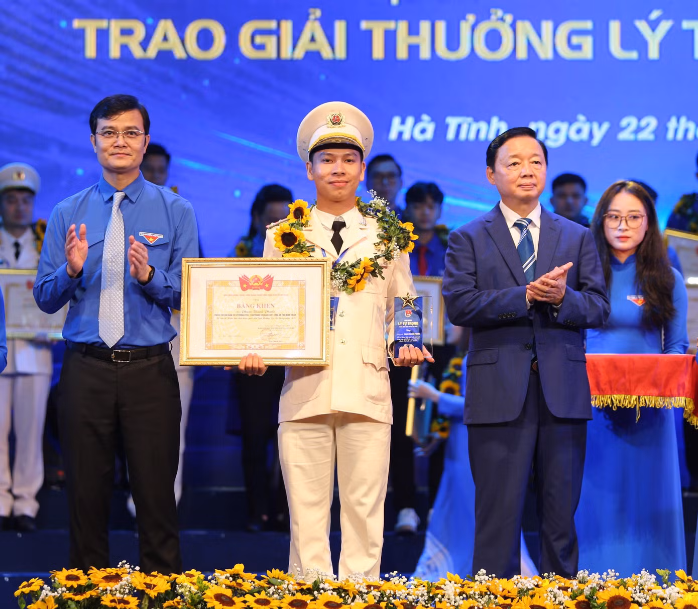 Trao giải thưởng Lý Tự Trọng cho 100 cán bộ Đoàn xuất sắc năm 2024.