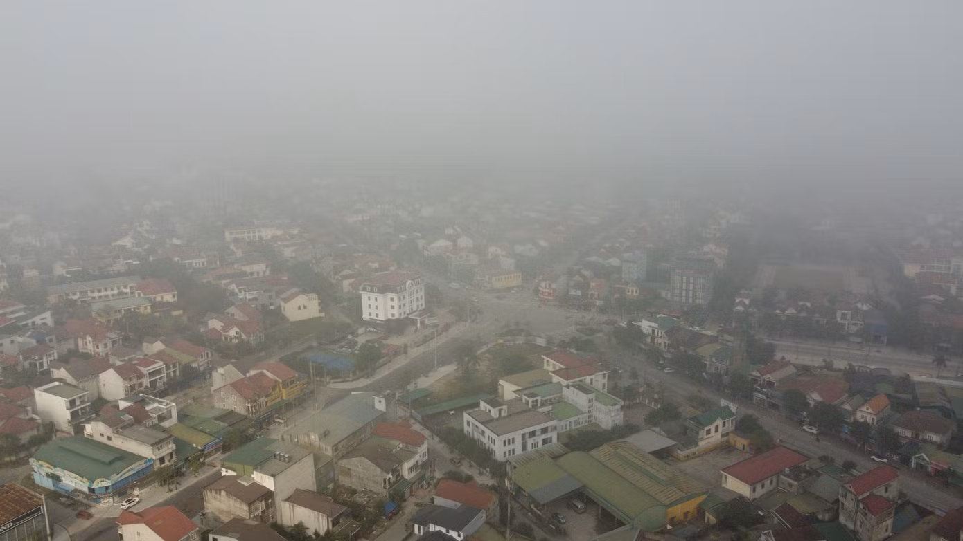 Gần 10h sáng cùng ngày, nắng lên, lớp sương mù dày tan dần. Các công việc của người dân trên địa bàn thành phố Hà Tĩnh bắt đầu trở lại bình thường.