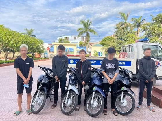 Nhóm thanh thiếu niên bị triệu tập. Nhóm thanh thiếu niên bị triệu tập.