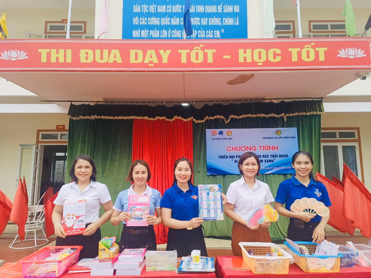 Tại chương trình, các em học sinh đưa những túi đựng rác thải nhựa đến để đổi quà là các dụng cụ học tập như bút, vở, thước kẻ…