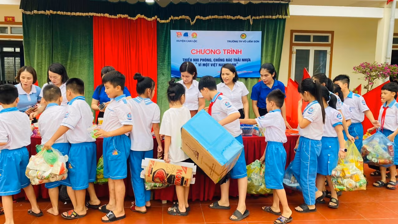 “Ngoài chương trình đó thì tại điểm trường cũng thực hiện mô hình “Ngôi nhà xanh” đựng rác thải nhựa. Đây là mô hình giúp các em học sinh ý thức được việc bảo vệ môi trường. Không chỉ là ý thức ở trường mà khi đi ra ngoài đường nếu gặp rác thải nhựa các em sẽ thu gom mang đến ngôi nhà này để gây quỹ. Nguồn quỹ từ các mô hình sẽ quyên góp hỗ trợ cho học sinh nghèo vượt khó”, cô Mai chia sẻ.