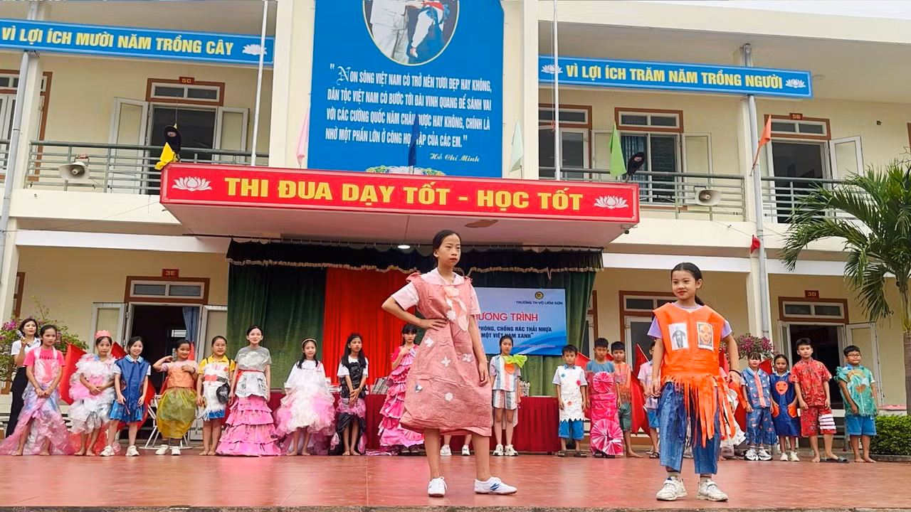 Mỗi tác phẩm thời trang được trình diễn ngoài yếu tố mỹ thuật còn phải truyền đi thông điệp bảo vệ môi trường.
