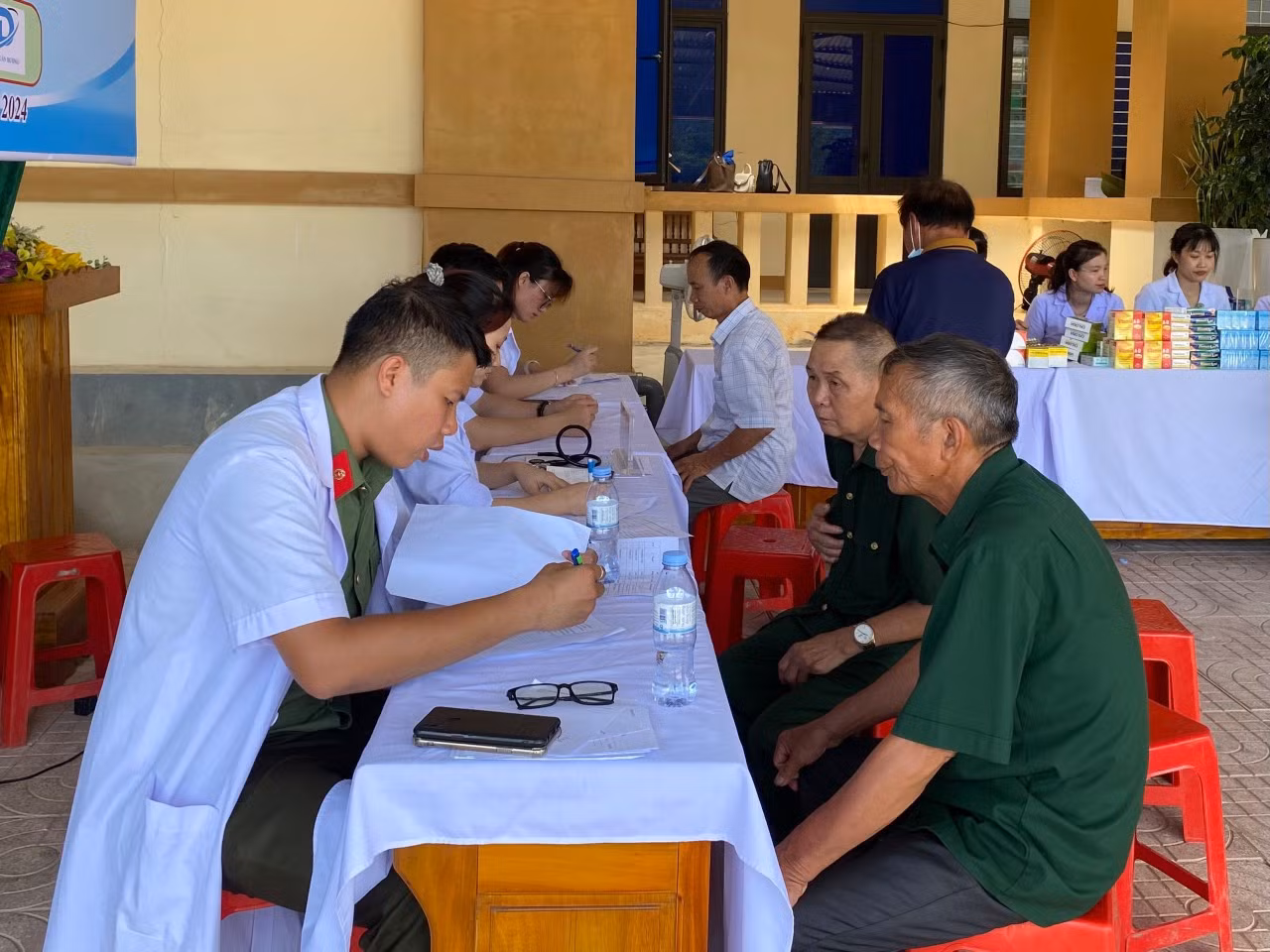 Hưởng ứng ngày cao điểm các hoạt động tri ân lực lượng thanh niên xung phong (TNXP), các cấp bộ Đoàn trên địa bàn tỉnh Hà Tĩnh đã đồng loạt tổ chức nhiều phần việc ý nghĩa như: Khám và cấp thuốc chữa bệnh miễn phí; tặng mô hình sinh kế, nấu những bữa cơm nghĩa tình. Trong ảnh Huyện Đoàn Kỳ Anh phối hợp Ban Thanh niên Công an tỉnh, Trung tâm Y tế Thành phố Hà Tĩnh khám và cấp phát thuốc miễn phí cho 107 thanh niên xung phong, người già, đối tượng chính sách.