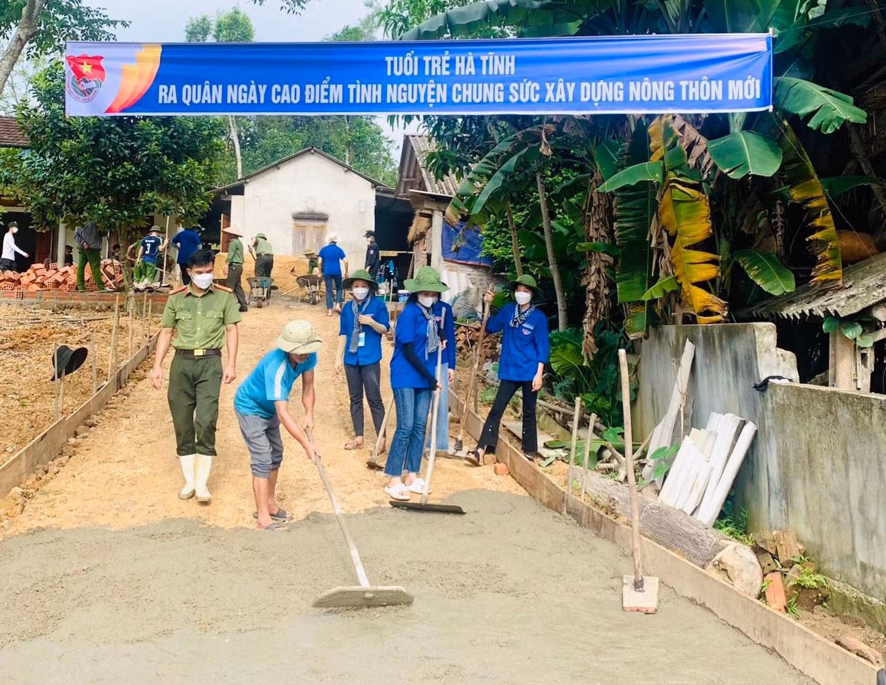 Sau 2 đợt ra quân, lực lượng đoàn thanh niên và Công an tỉnh Hà Tĩnh đã hoàn thành 100m đường bê tông trục thôn, hỗ trợ làm đường cho hộ chính sách…