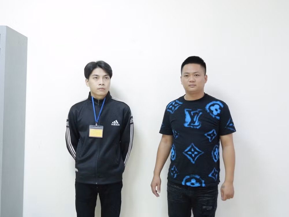 Đối tượng Dũng và Hoàng bị khởi tố về tội “Lừa đảo chiếm đoạt tài sản”.
