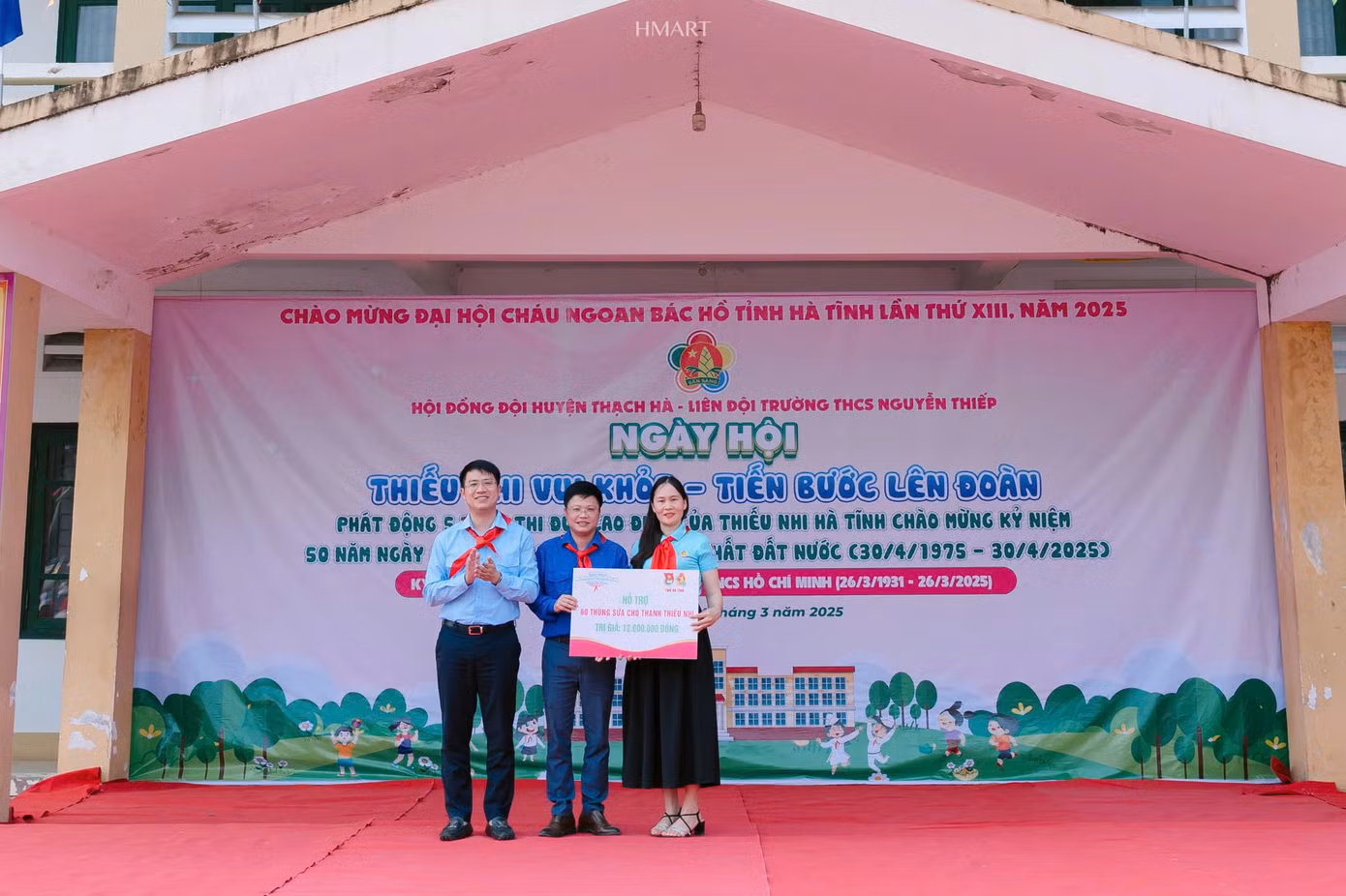 Anh Nguyễn Viết Hải Đăng - Phó Bí thư Tỉnh Đoàn, Chủ tịch Hội đồng Đội tỉnh Hà Tĩnh đã kết nối trao tặng 20 suất học bổng, 120 thùng sữa với tổng trị giá gần 50 triệu đồng tại trường Tiểu học Cẩm Lạc, huyện Cẩm Xuyên và Trường THCS Nguyễn Thiếp, huyện Thạch Hà.