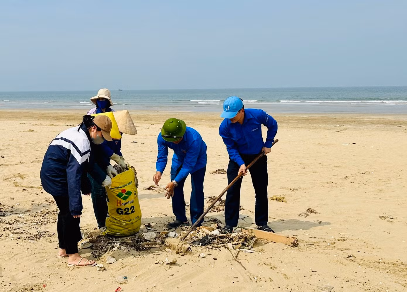 Hoạt động này nhằm tuyên truyền nâng cao ý thức bảo vệ môi trường biển, góp phần xây dựng hình ảnh bãi biển sạch đẹp, an toàn, thân thiện trong mắt du khách.