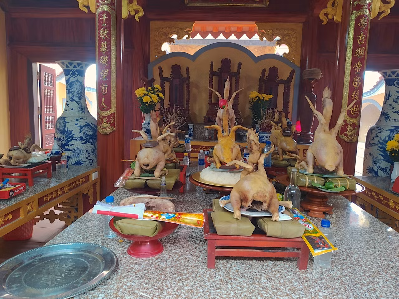 Người dân cho biết, để làm được các thế gà dâng lên trong mâm cỗ ngày rằm phải là người có kỹ thuật. Từ khâu làm thịt, đến luộc gà đòi hỏi phải có kinh nghiệm để tránh gà luộc quá chín gây nứt da.
