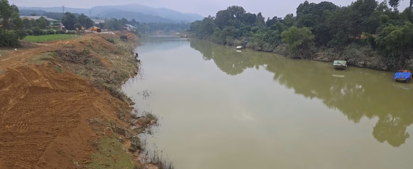 Khu vực bờ sông nơi thường xuyên xảy ra tình trạng sạt lở.