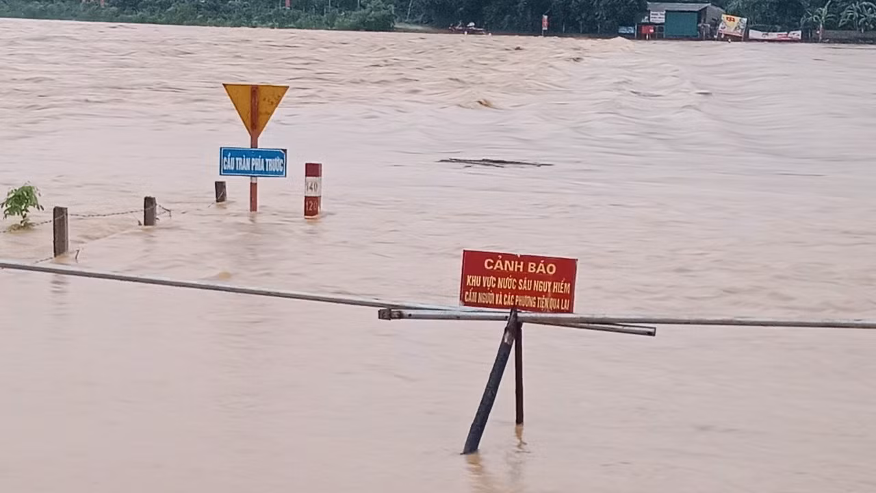 Cầu tràn tại xã Hương Trạch bị ngập sâu, làm cô lập 2 thôn.
