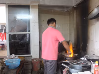 Làm thịt thú rừng trong bếp một nhà hàng