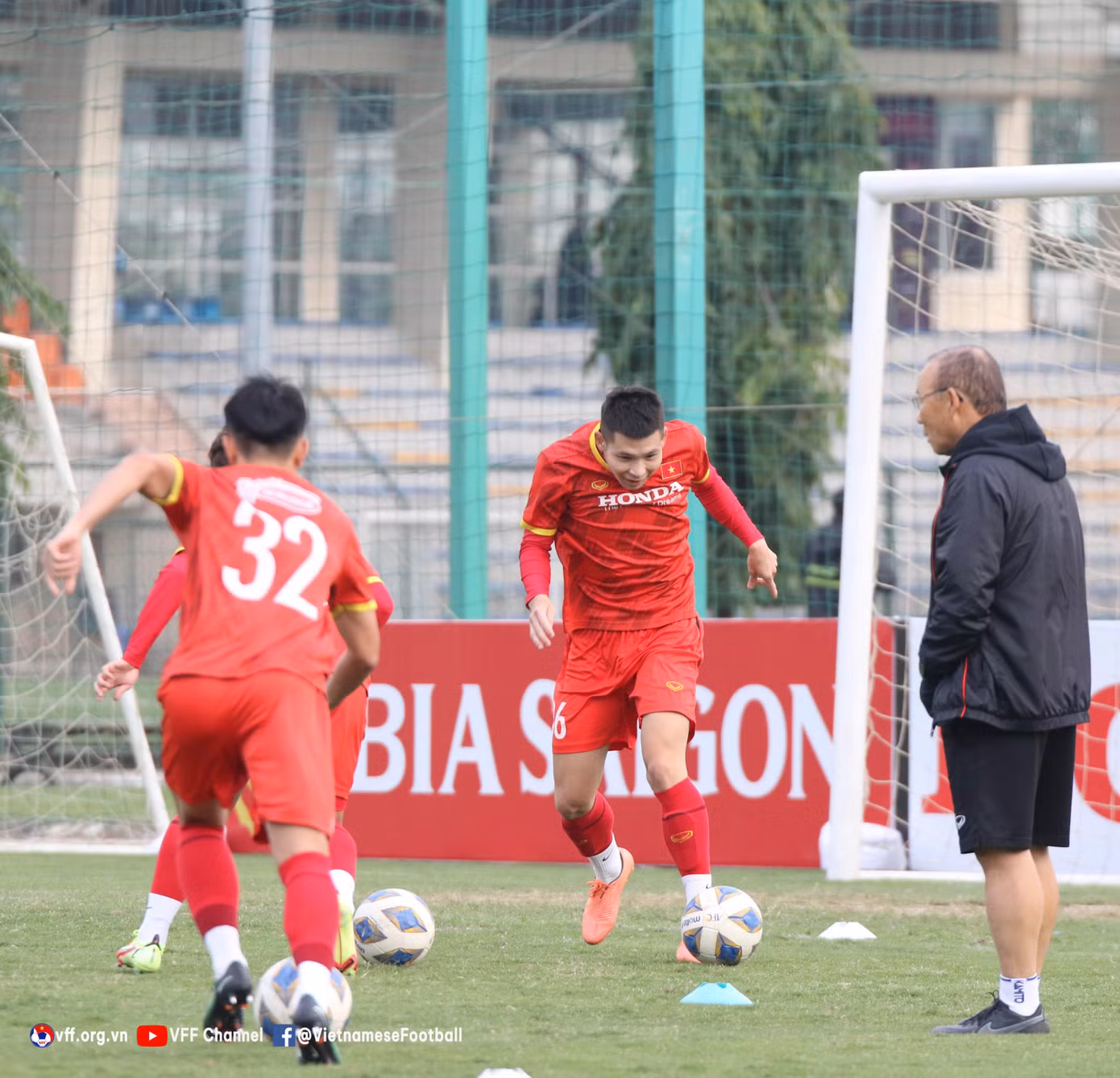 "Tại AFF Cup 2020, dù thi đấu tại đất khách Singapore, nhưng vẫn có rất đông CĐV Việt Nam tới sân để cổ vũ cho đội tuyển. Trở lại với Vòng loại thứ ba World Cup 2022, đội tuyển có lợi thế rất lớn khi được thi đấu 5 trận trên sân nhà, trong đó trận đấu gặp ĐT Trung Quốc ngày mùng 1 Tết sắp tới đón nhận nhiều sự kỳ vọng nhất đối với Những chiến binh sao Vàng.