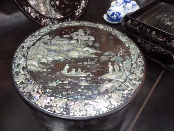 Riêng chiếc hộp đựng đồ nữ trang này (gỗ trắc khảm ốc đỏ) được phát giá 80 triệu đồng