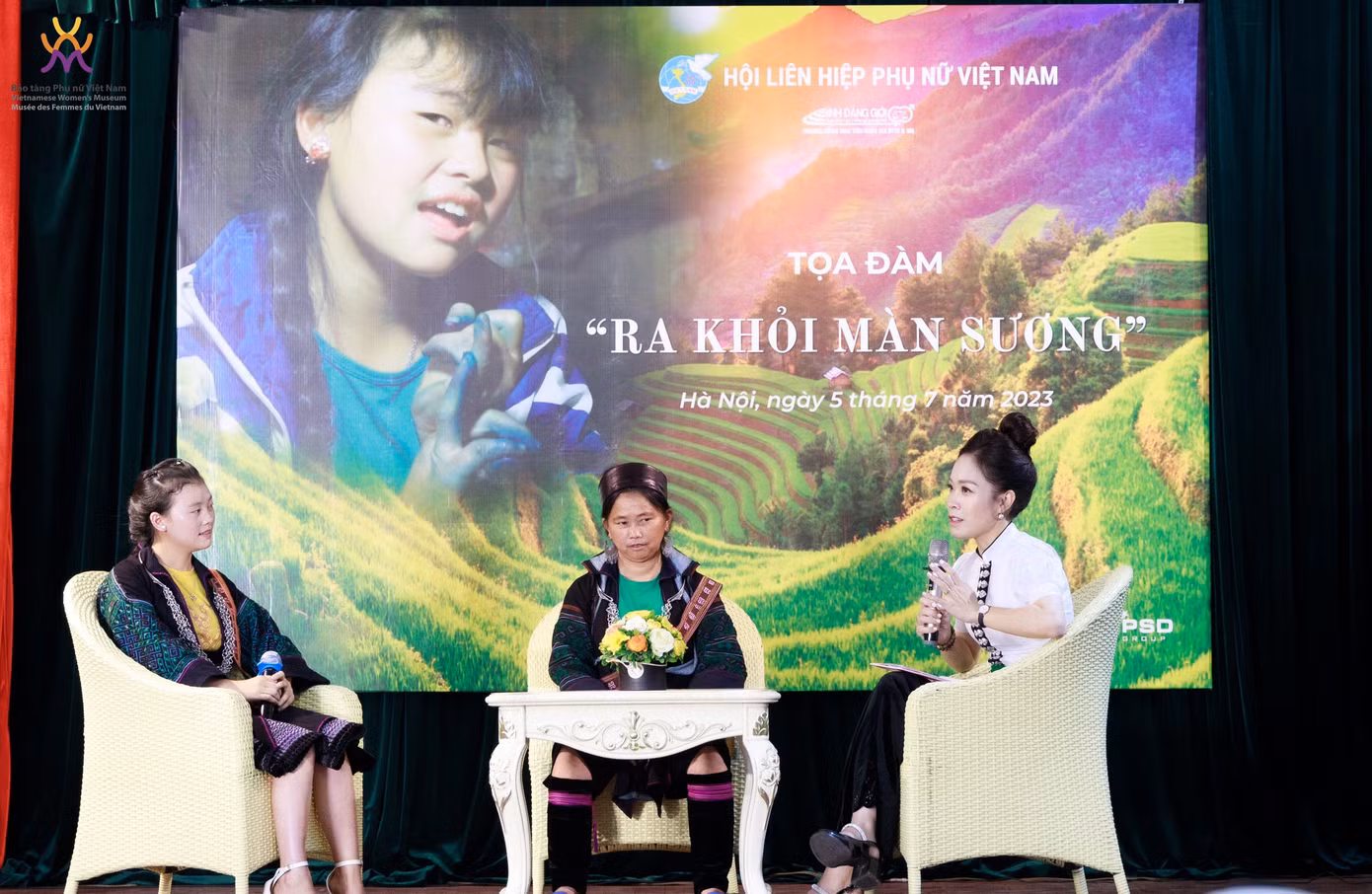 Em Má Thị Di (trái) và chị Châu Thị Say (giữa) chia sẻ tại toạ đàm "Ra khỏi màn sương". (Ảnh: Bảo tàng Phụ nữ Việt Nam).