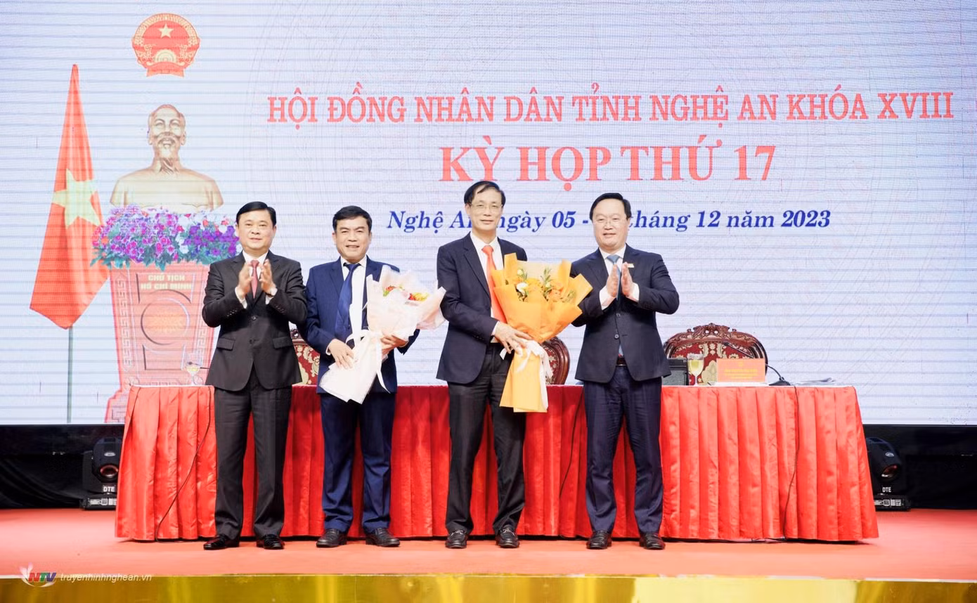 Bí thư Tỉnh uỷ, Chủ tịch HĐND tỉnh Thái Thanh Quý và Phó Bí thư Tỉnh uỷ, Chủ tịch UBND tỉnh Nguyễn Đức Trung tặng hoa ông Nguyễn Trường Giang và ông Hoàng Sỹ Kiện.
