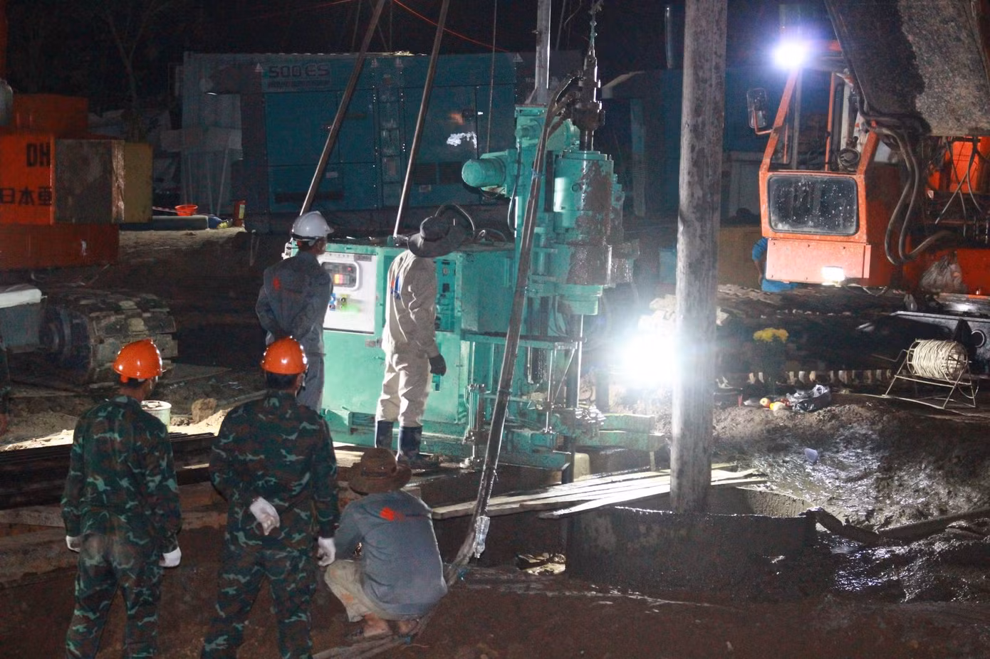 Kết hợp 2 phương án khoan xoáy nước áp lực lớn và khoan guồng xoắn để tăng tốc cứu nạn.