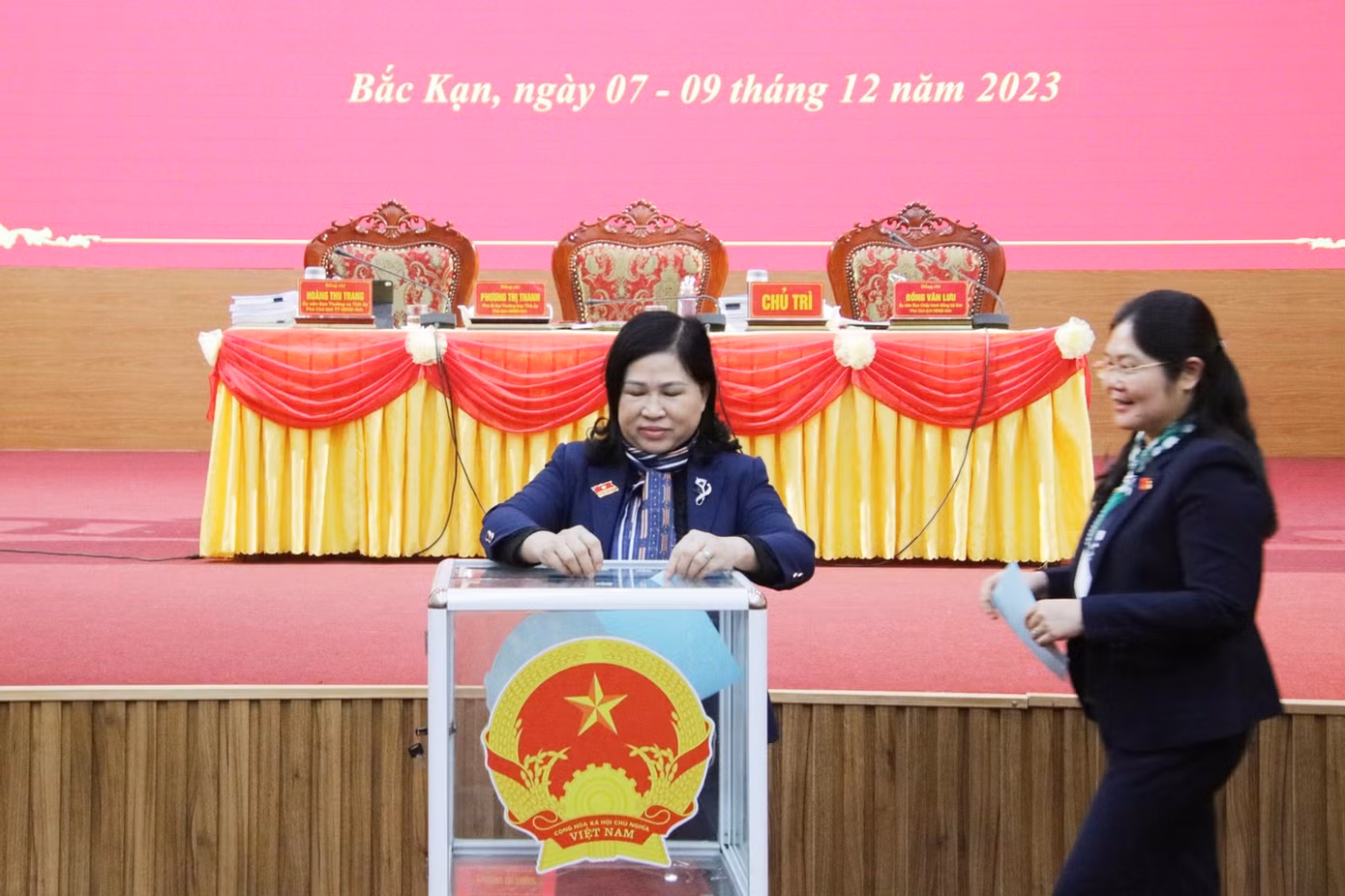 Đại biểu HĐND tỉnh bầu bổ sung Hội thẩm nhân dân tỉnh Bắc Kạn. Ảnh: Báo Bắc Kạn
