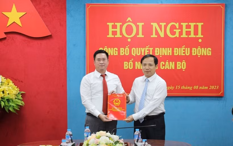 Trao quyết định cho ông Ngô Ngọc Mỹ, tân Phó Giám đốc Sở KH&amp;ĐT. Ảnh: Báo Hòa Bình