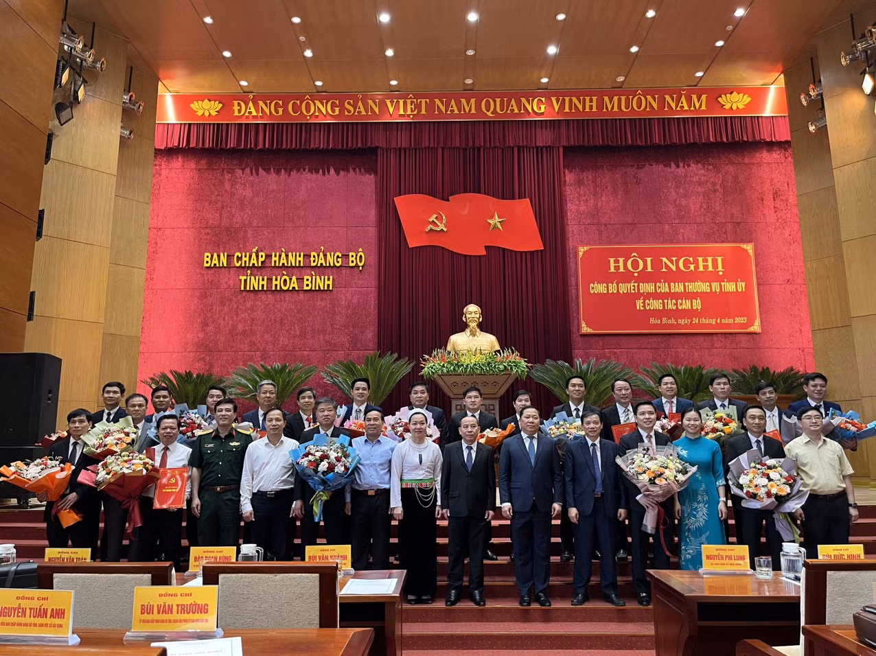 Thường trực Tỉnh ủy, Ban Thường vụ Tỉnh ủy chụp ảnh lưu niệm với các cán bộ được luân chuyển, điều động, chỉ định, phân công nhiệm vụ. (Nguồn: Báo Hòa Bình)