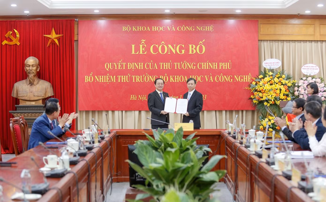 Thừa ủy quyền của Thủ tướng Chính phủ, Bộ trưởng Bộ KH&amp;CN Huỳnh Thành Đạt trao Quyết định bổ nhiệm Thứ trưởng Bộ KH&amp;CN cho ông Hoàng Minh. Ảnh: Bộ Khoa học và Công nghệ
