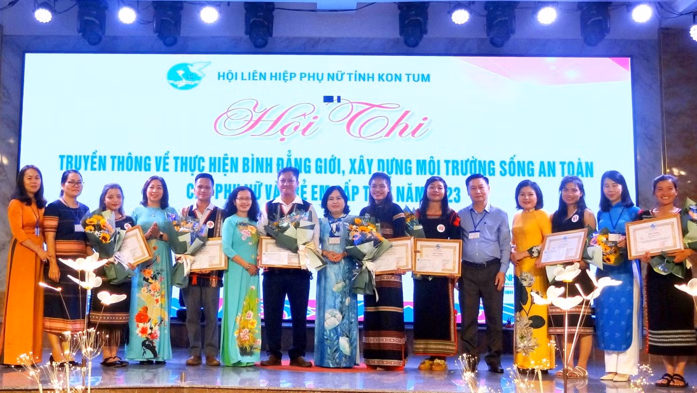 Ban tổ chức và đại diện các đội thi. Ảnh: Cổng thông tin điện tử tỉnh Kon Tum