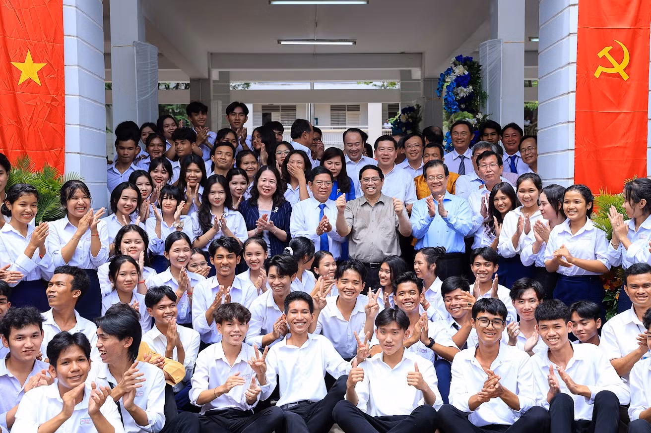 Thủ tướng cùng đoàn công tác chụp ảnh cùng thầy và trò trường Phổ thông Dân tộc nội trú THPT An Giang. Ảnh: VGP