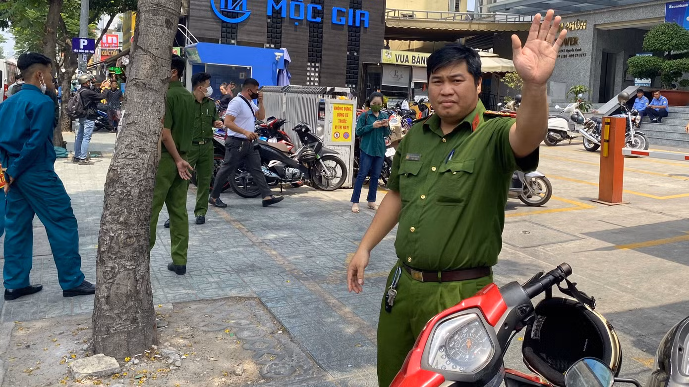 Công an phong tỏa khu vực ra vào tòa nhà để thực hiện khám xét. Việc quay phim, ghi hình ở khu vực này bị hạn chế.