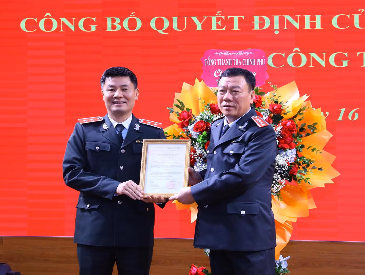 Tổng Thanh tra Chính phủ Đoàn Hồng Phong trao quyết định và chúc mừng tân Phó Tổng Thanh tra Nguyễn Văn Cường. Ảnh: Báo Thanh tra.