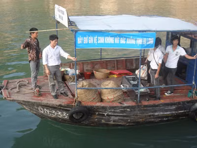 Du khách thăm làng chài