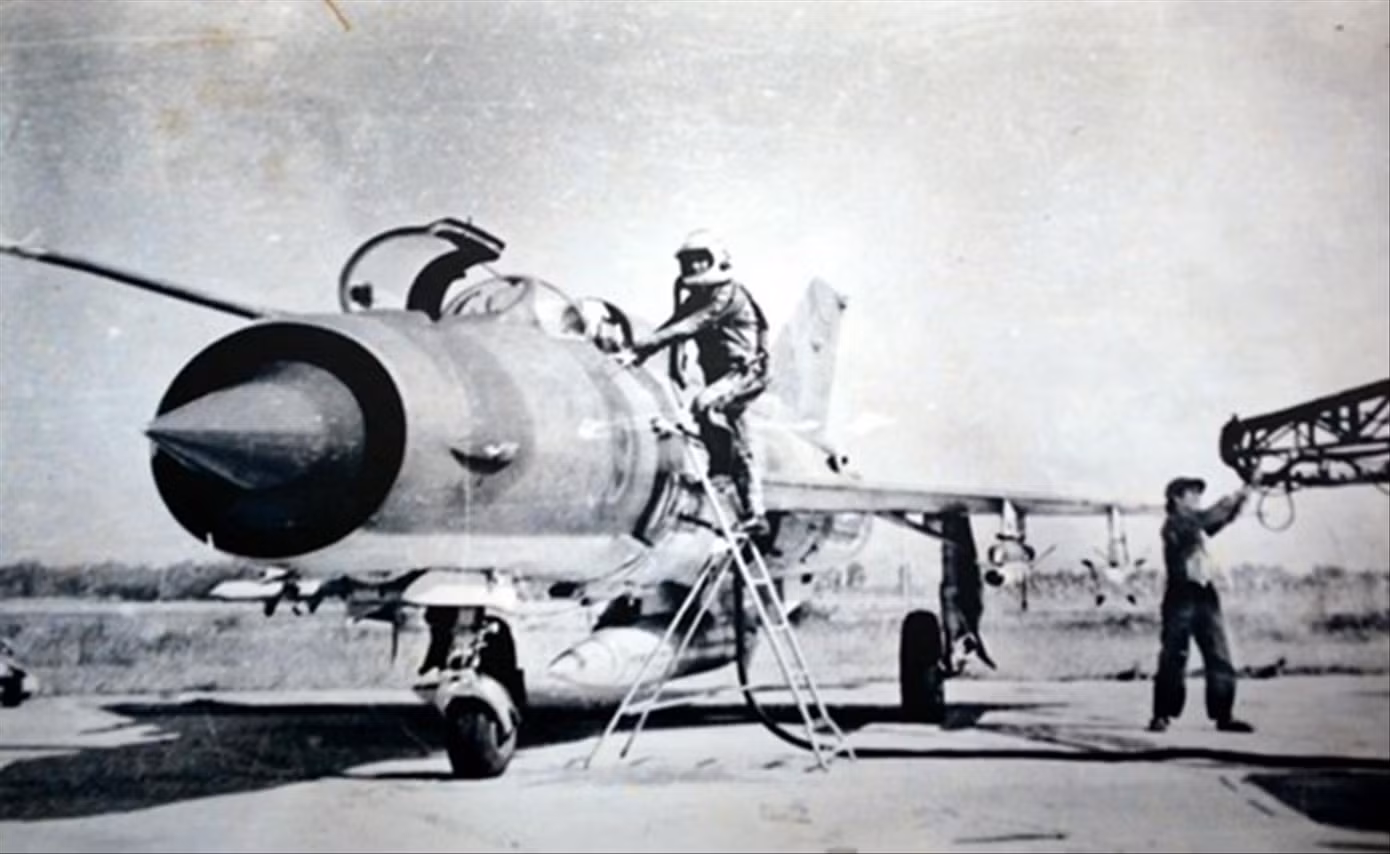 Trung đoàn không quân 921 chuyển cấp sẵn sàng chiến đấu bảo vệ bầu trời Hà Nội, năm 1972. Ảnh tư liệu