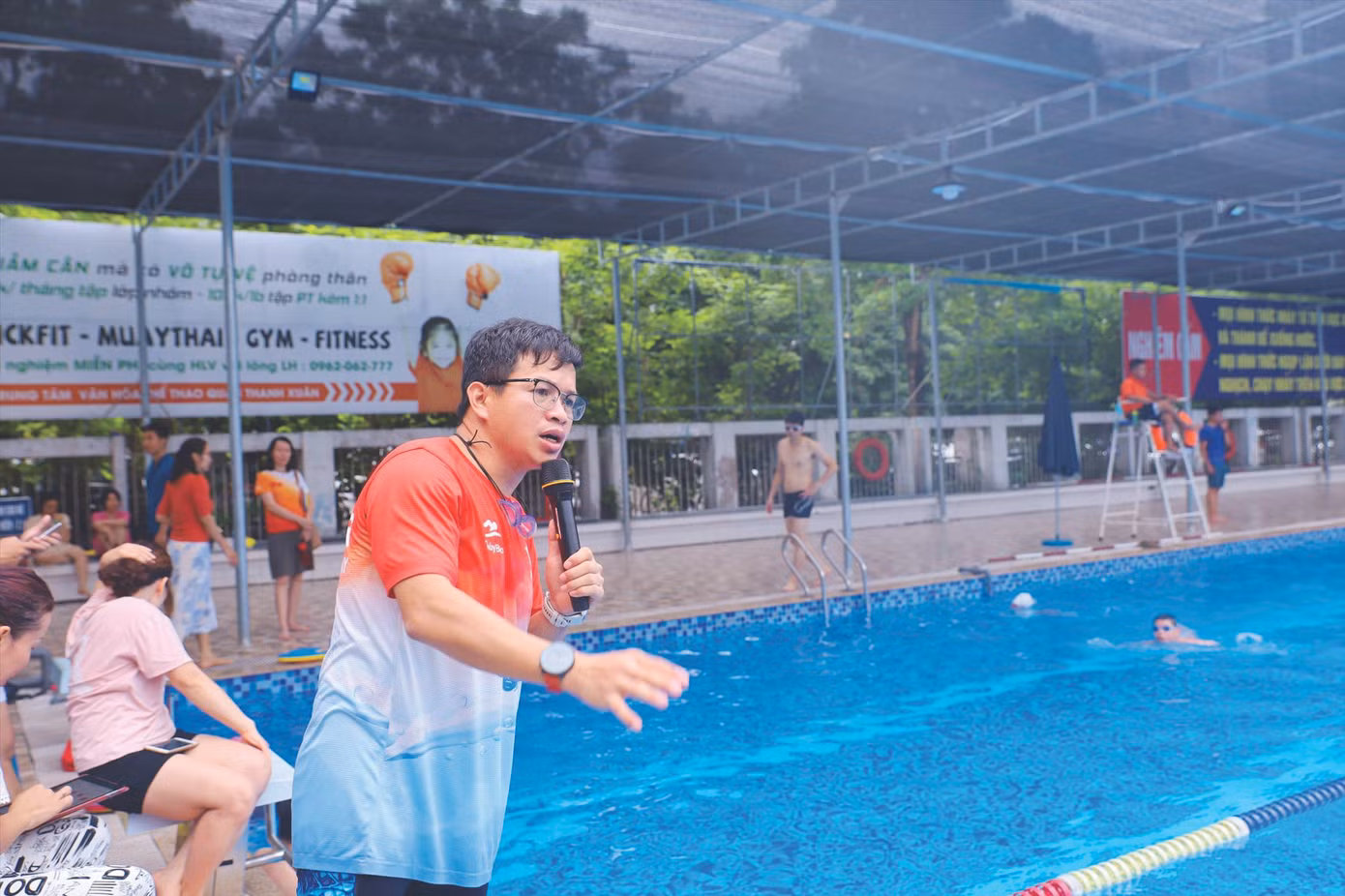 Anh Nguyễn Văn Thủy hướng dẫn đội bơi Mũ Đỏ tại bể bơi Thanh Xuân, Hà Nội. Ảnh: Trọng Tài