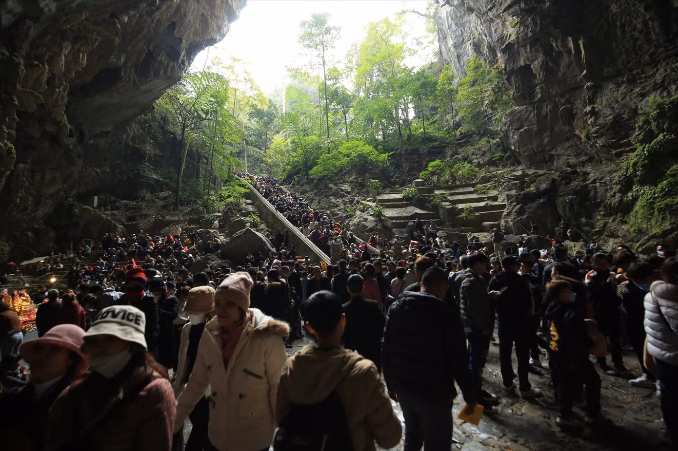 Hàng vạn du khách đổ về động Hương Tích trong ngày khai hội chùa Hương. Ảnh: TRỌNG TÀI